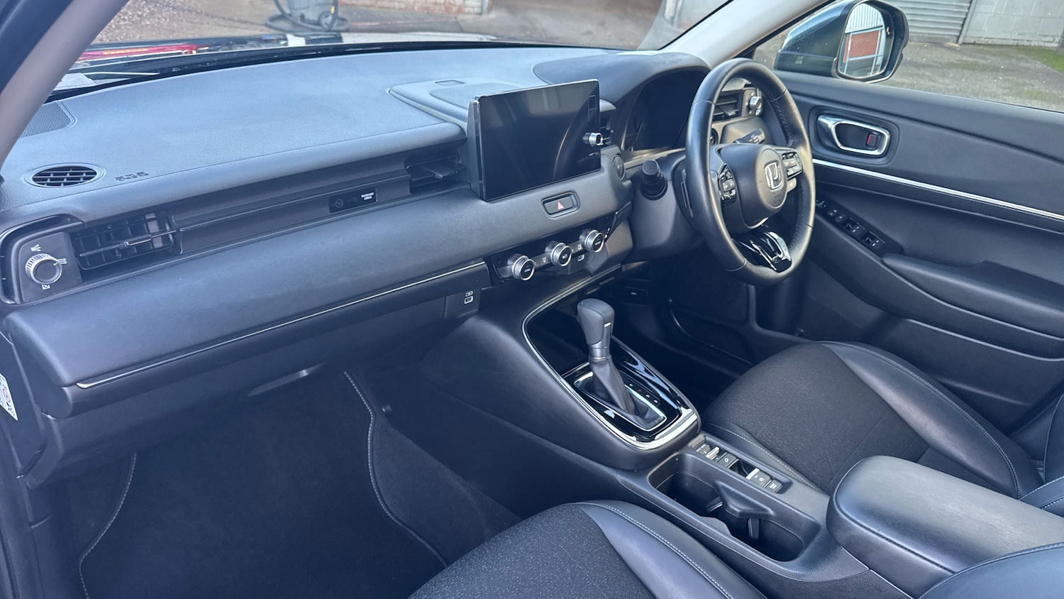 Used Honda HR-V 2023 for sale - 76696879: Photo 2