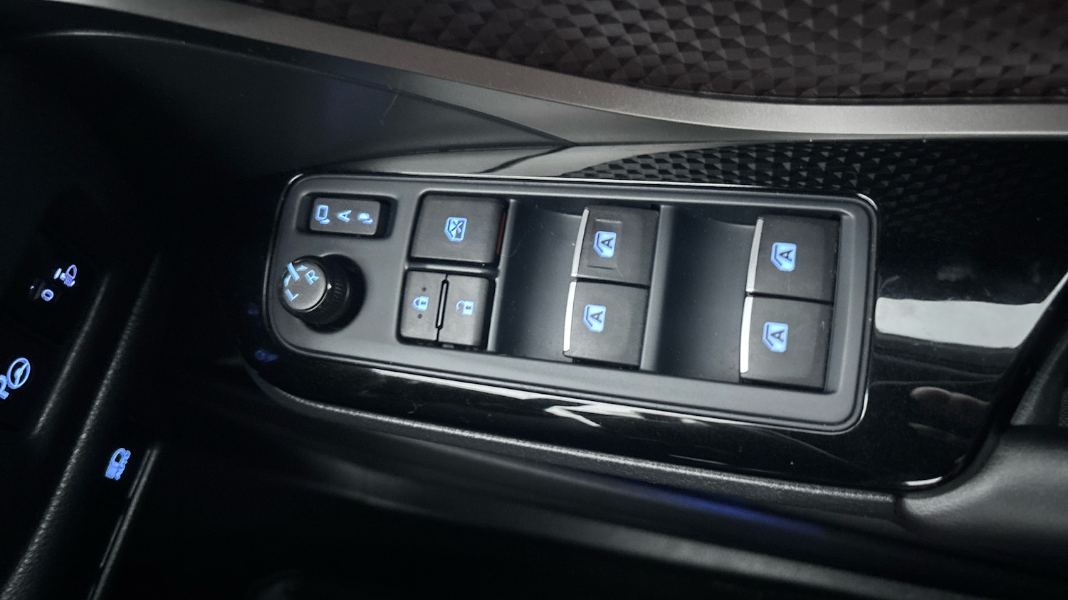 Used Toyota C-HR 2019 for sale - 76302886: Photo 24