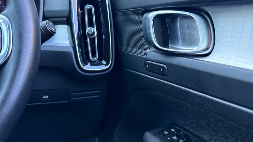 Used Volvo XC40 2023 for sale - 76487132: Photo 30