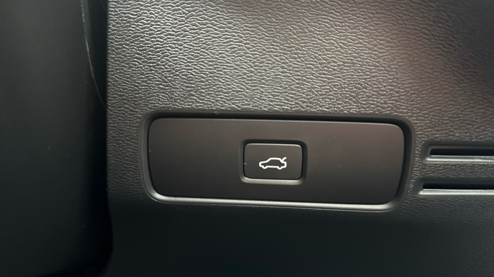 Used Volvo XC40 2023 for sale - 77319103: Photo 32