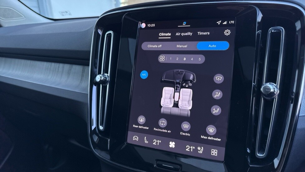 Used Volvo XC40 2025 for sale - 75921901: Photo 16