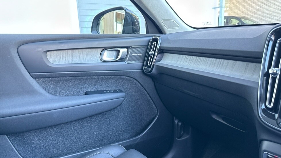 Used Volvo XC40 2025 for sale - 75921901: Photo 25