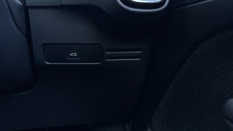 Used Volvo XC40 2025 for sale - 75921901: Photo 31