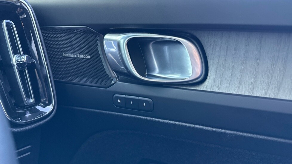 Used Volvo XC40 2025 for sale - 75921901: Photo 32