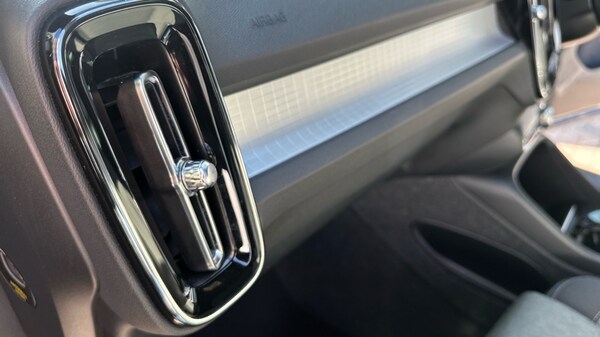 Used Volvo XC40 2023 for sale - 75815395: Photo 29