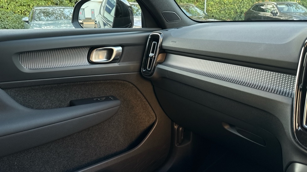 Used Volvo XC40 2023 for sale - 76092158: Photo 37