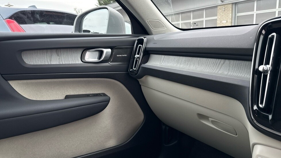 Used Volvo XC40 2025 for sale - 75796827: Photo 33