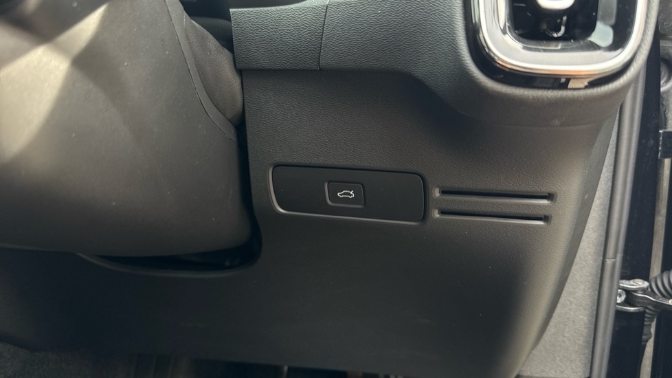 Used Volvo XC40 2024 for sale - 77059166: Photo 32