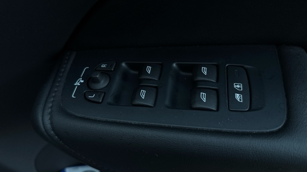 Used Volvo XC60 2023 for sale - 76635732: Photo 24