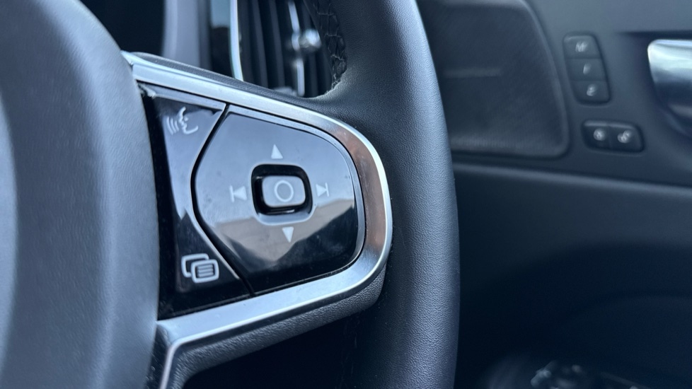 Used Volvo XC60 2023 for sale - 76635732: Photo 38