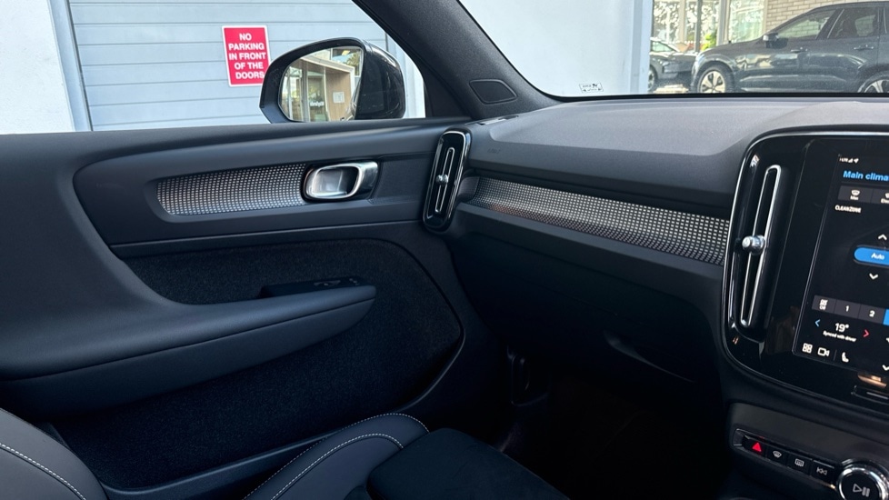 Used Volvo XC40 2024 for sale - 76669883: Photo 21