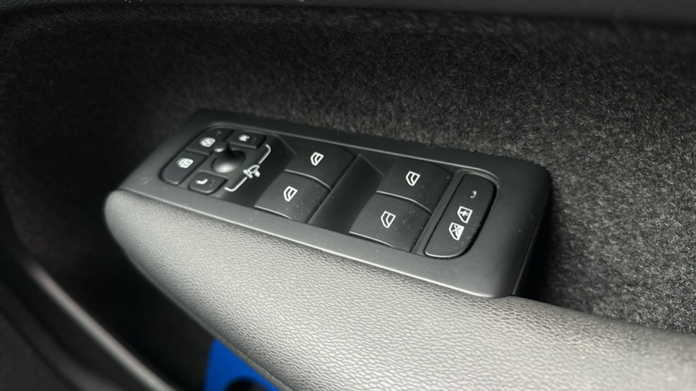 Used Volvo XC40 2023 for sale - 76937473: Photo 45