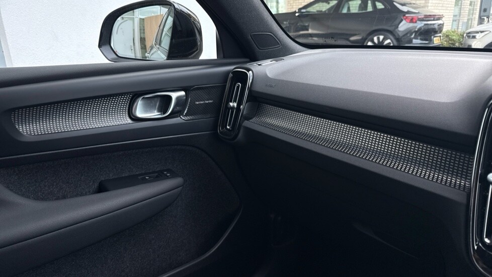 Used Volvo XC40 2024 for sale - 76361984: Photo 32