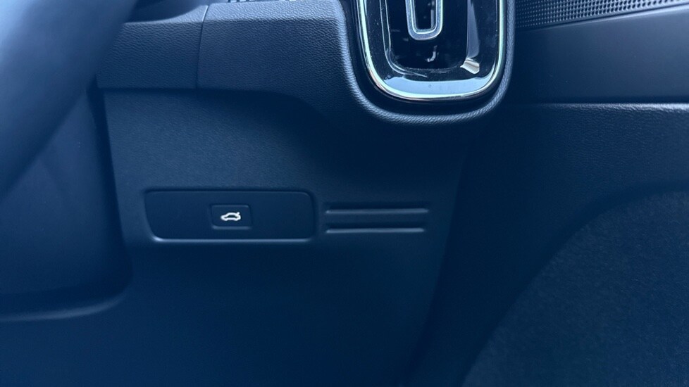 Used Volvo XC40 2025 for sale - 75796836: Photo 30