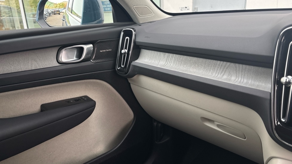 Used Volvo XC40 2025 for sale - 77706382: Photo 44