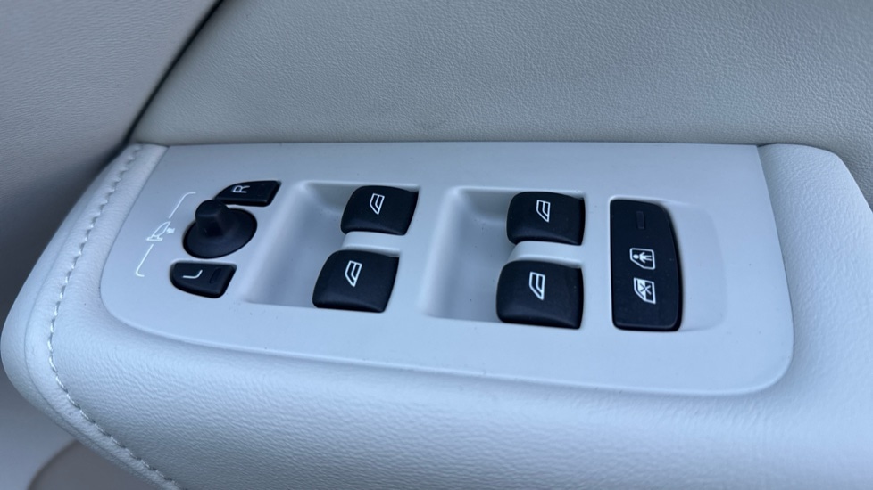 Used Volvo XC60 2025 for sale - 77164220: Photo 40