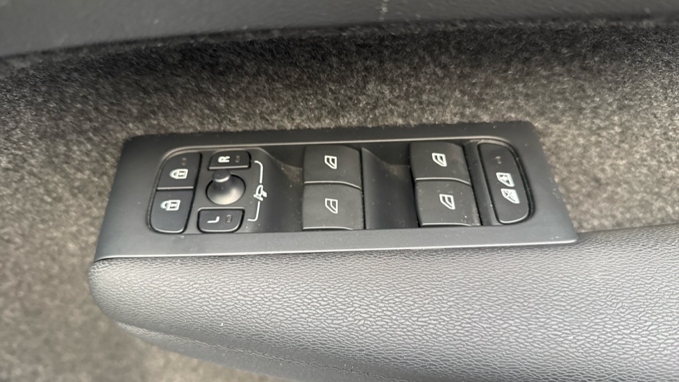 Used Volvo XC40 2023 for sale - 76874359: Photo 33