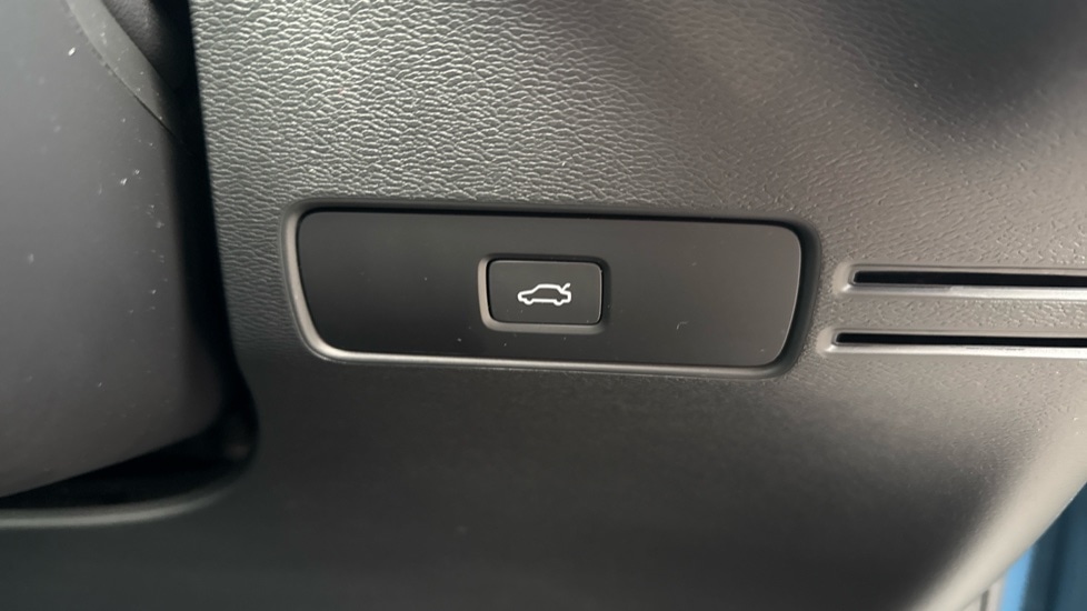 Used Volvo XC40 2023 for sale - 76874359: Photo 36