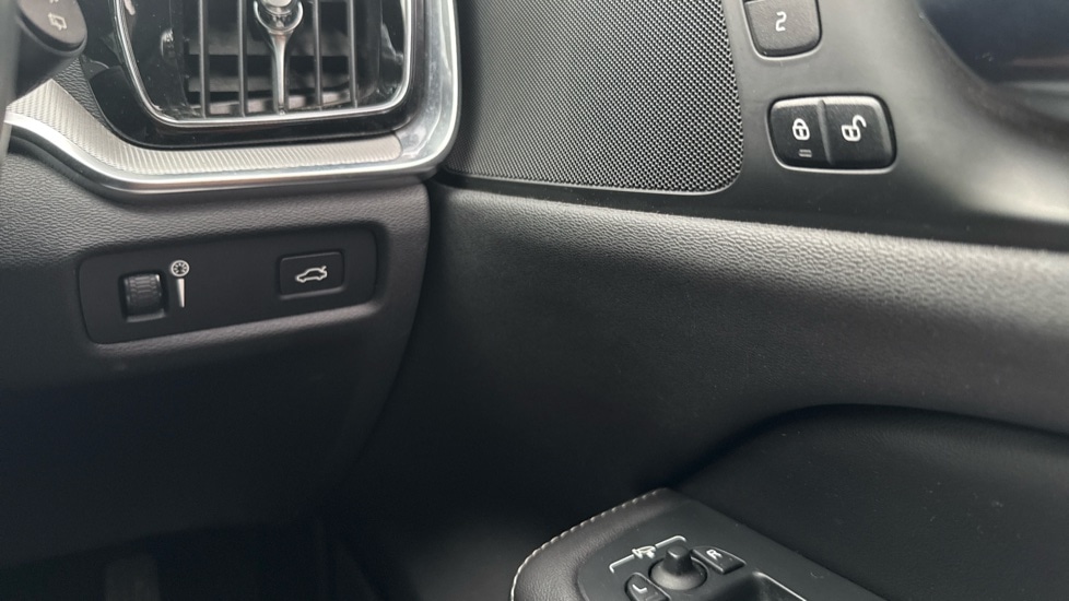 Used Volvo V60 2019 for sale - 76015040: Photo 32
