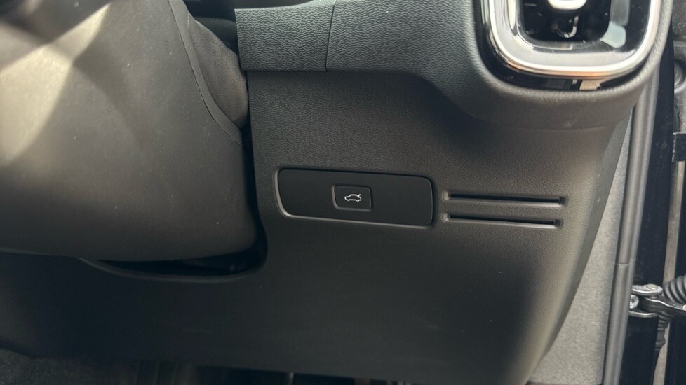 Used Volvo XC40 2024 for sale - 76587079: Photo 32