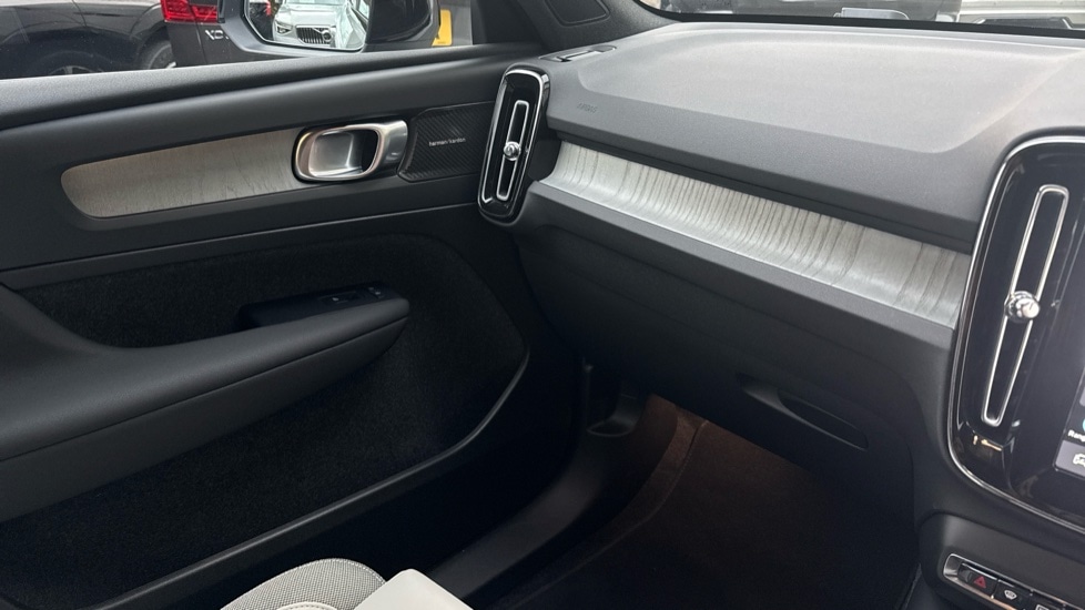 Used Volvo EX40 2025 for sale - 78152485: Photo 32