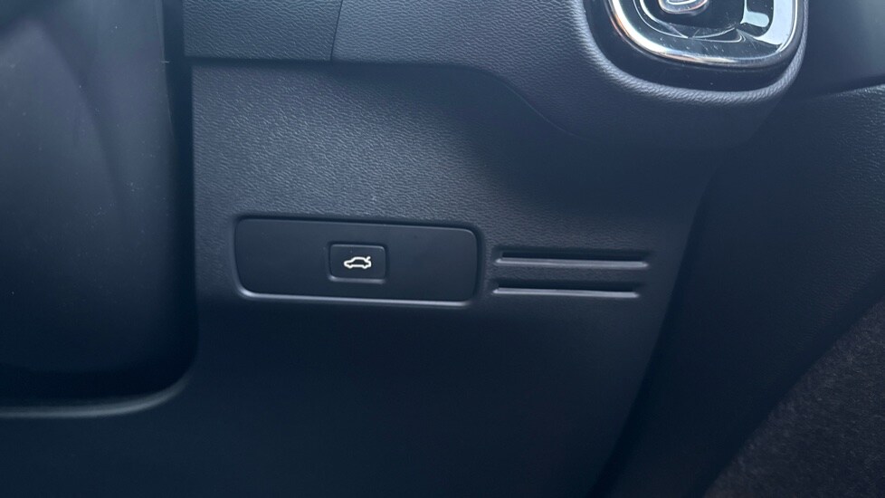 Used Volvo XC40 2023 for sale - 76696390: Photo 45