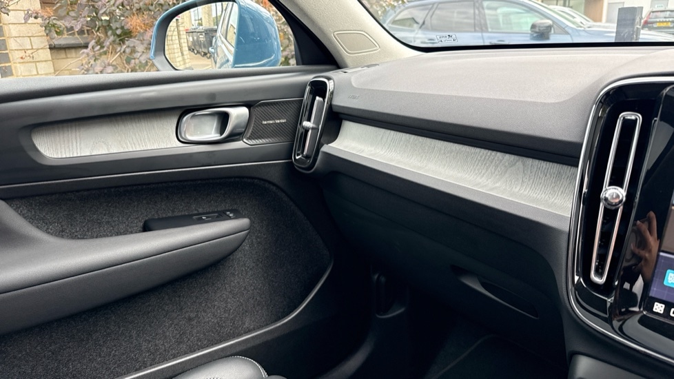 Used Volvo XC40 2025 for sale - 76914918: Photo 32