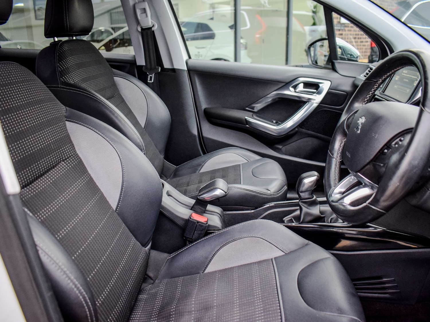 Used Peugeot 2008 2015 for sale - 76479535: Photo 11