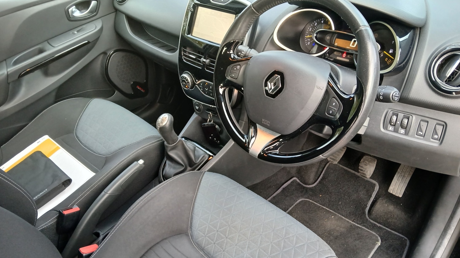 Used Renault Clio 2015 for sale - 76354984: Photo 10