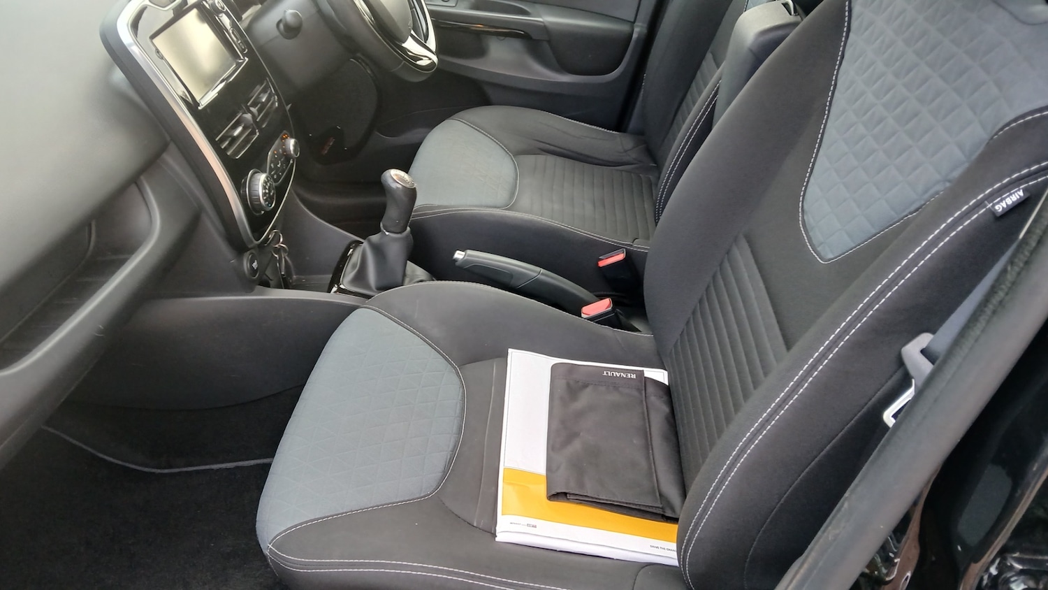 Used Renault Clio 2015 for sale - 76354984: Photo 11