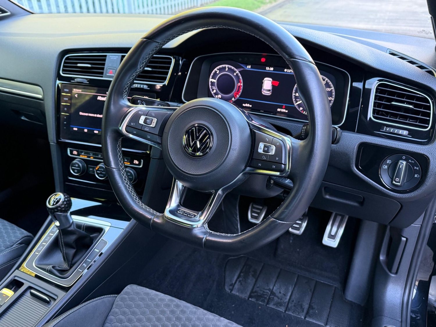 Used Volkswagen Golf 2017 for sale - 77131021: Photo 3