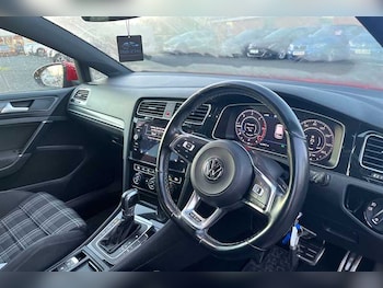 Used Volkswagen Golf 2018 for sale - 76956532: Photo