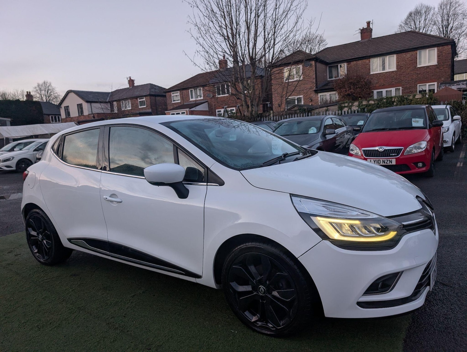 Used Renault Clio 2017 for sale - 76780610: Photo 2
