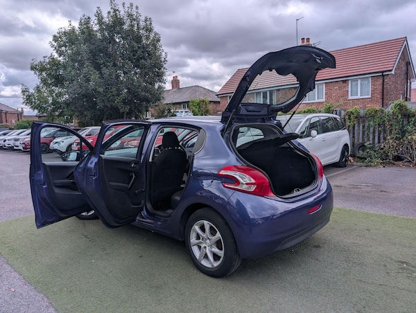 Used Peugeot 208 2014 for sale - 76189945: Photo 3