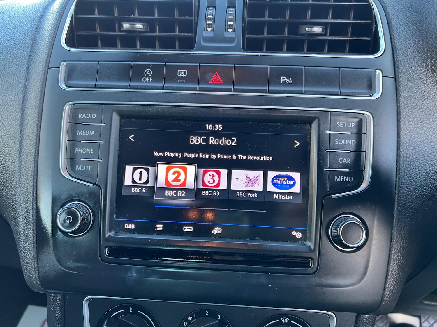 Used Volkswagen Polo 2016 for sale - 76349363: Photo 2