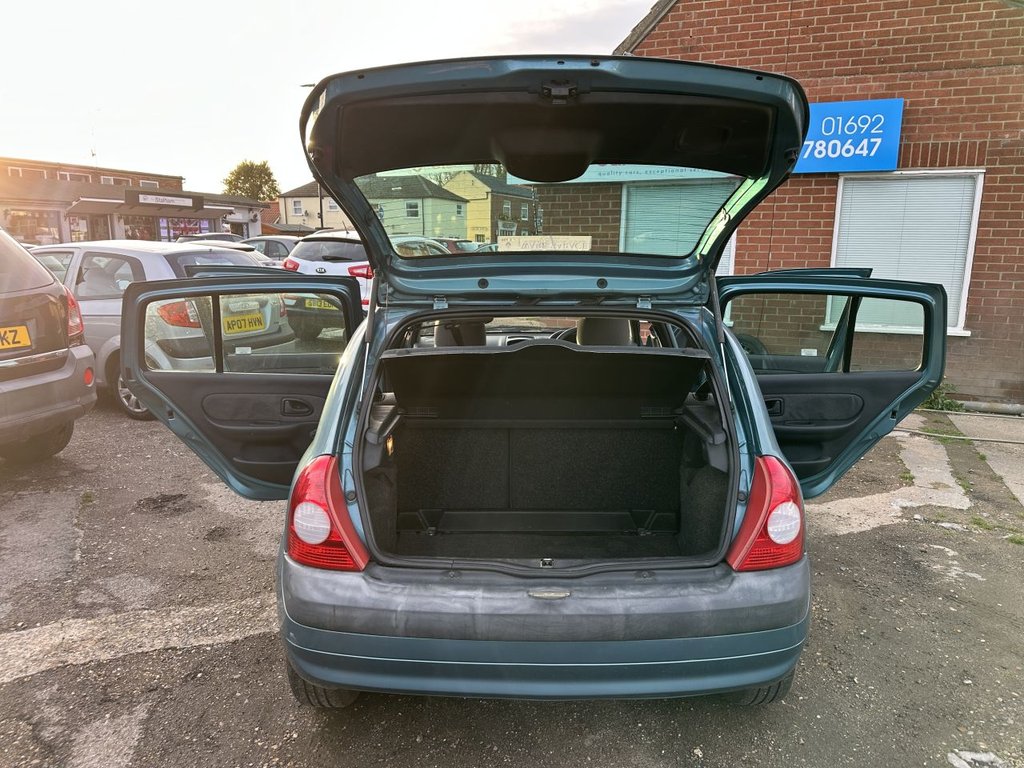 Used Renault Clio 2004 for sale - 76559286: Photo 17