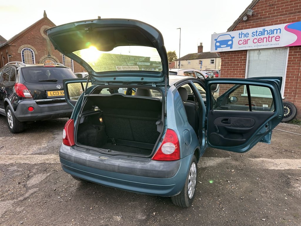 Used Renault Clio 2004 for sale - 76559286: Photo 18