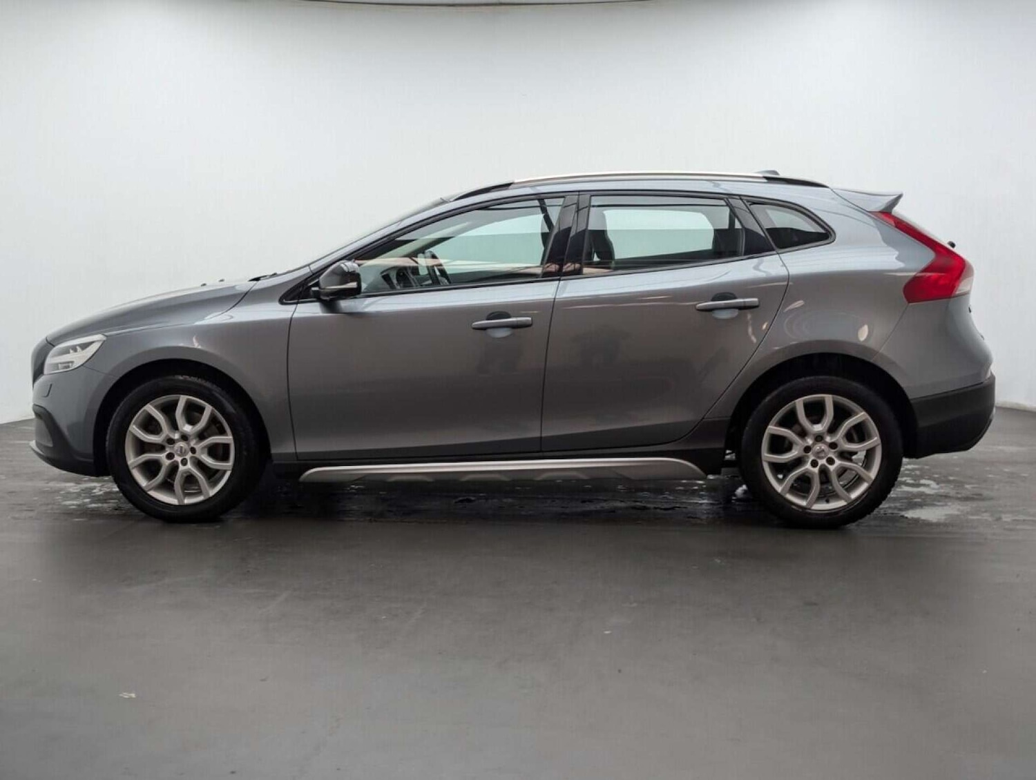 Used Volvo V40 2017 for sale - 77713748: Photo 5