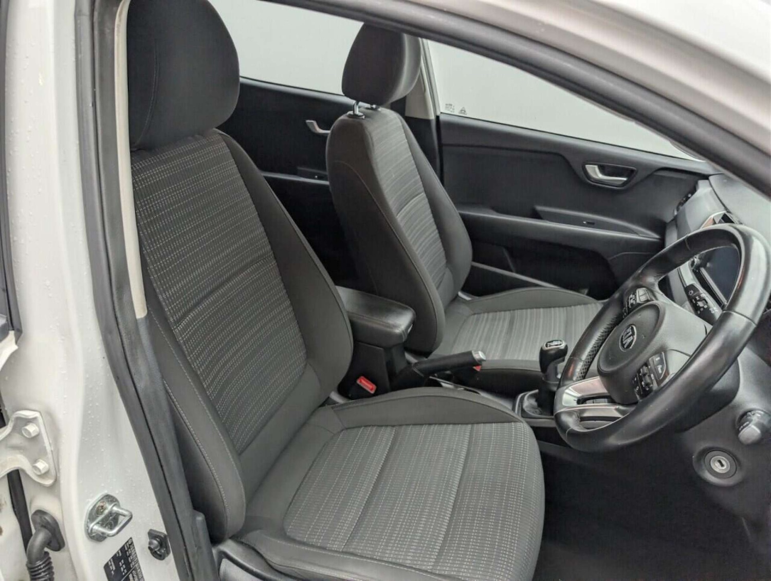 Used Kia Stonic 2018 for sale - 77713136: Photo 11