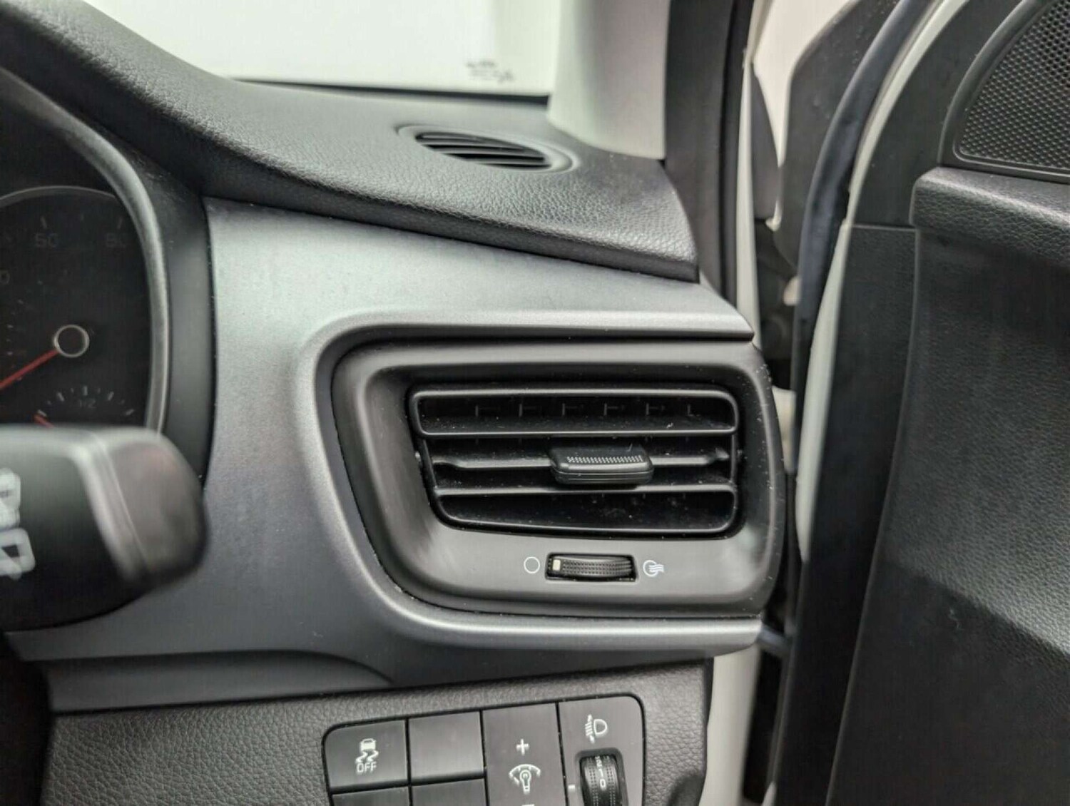 Used Kia Stonic 2018 for sale - 77713136: Photo 19