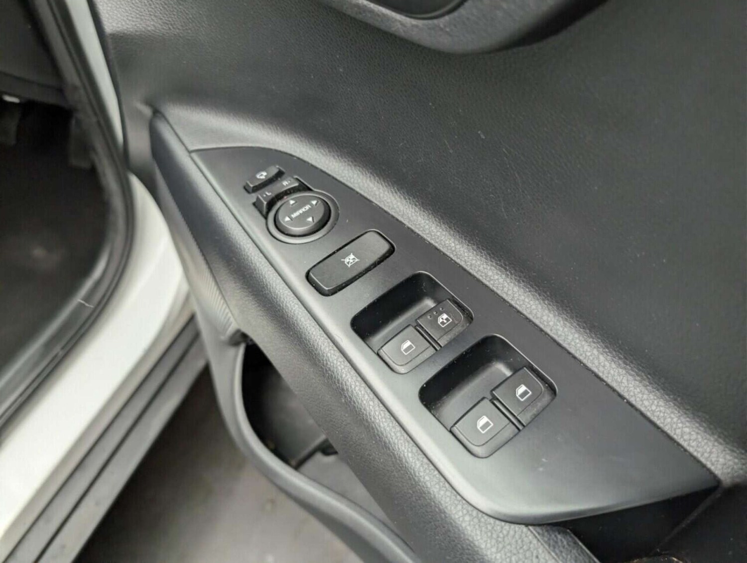 Used Kia Stonic 2018 for sale - 77713136: Photo 20