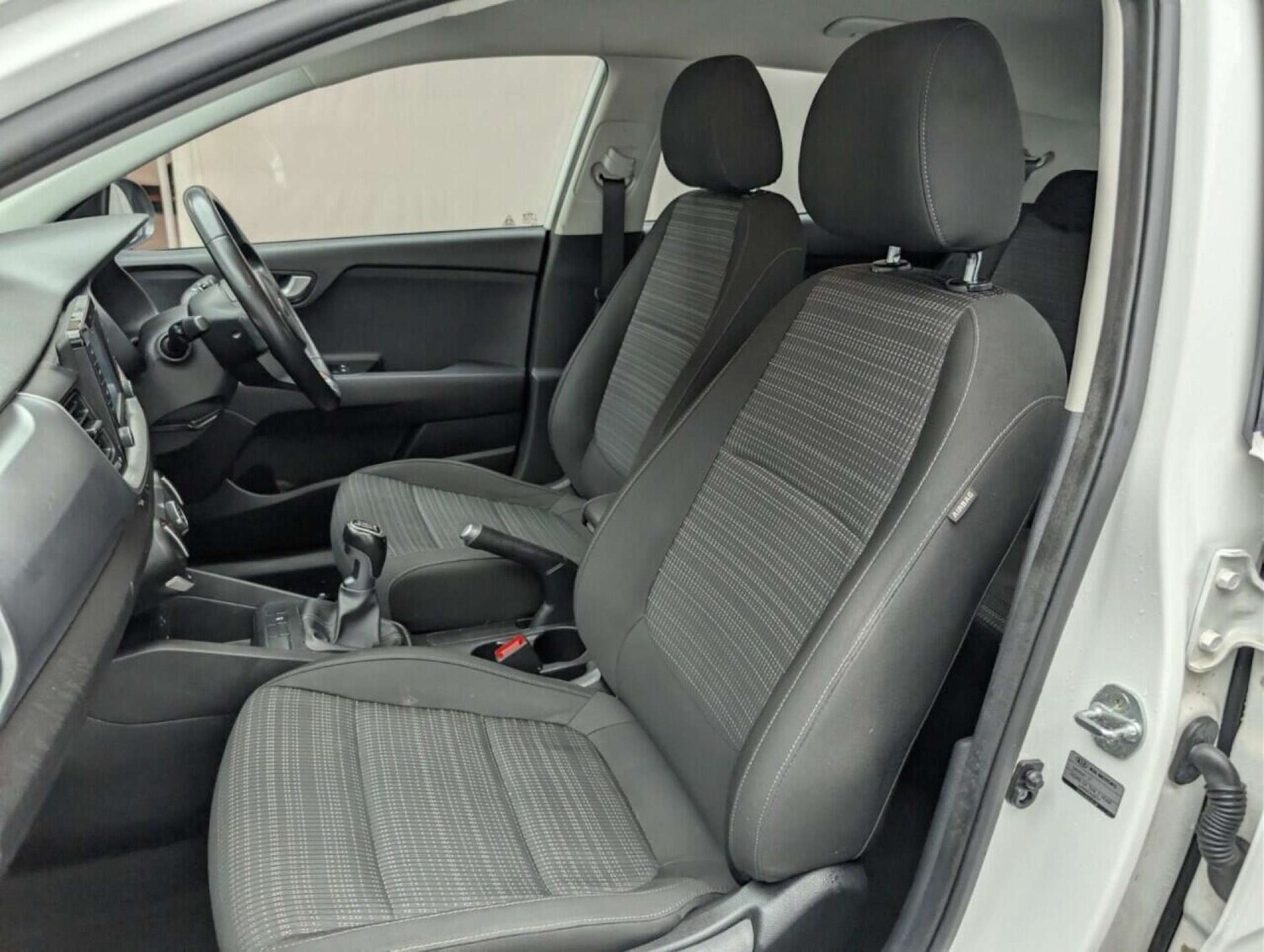 Used Kia Stonic 2018 for sale - 77713136: Photo 26