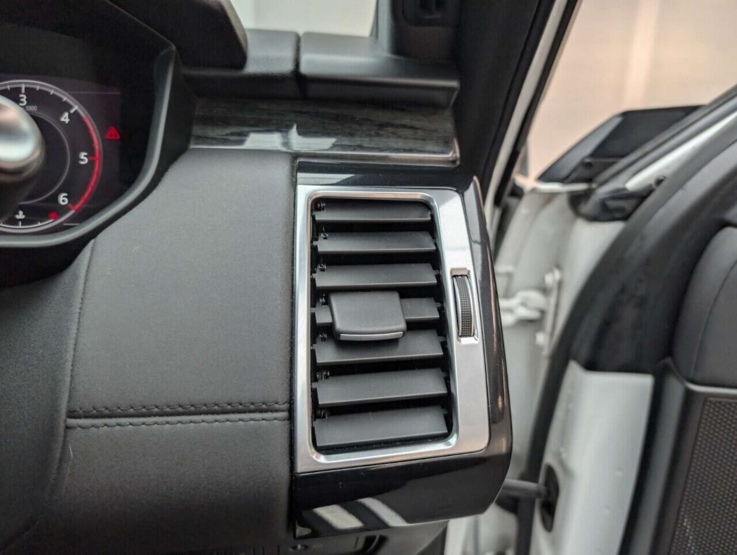 Used Land Rover Discovery 2018 for sale - 77714286: Photo 22