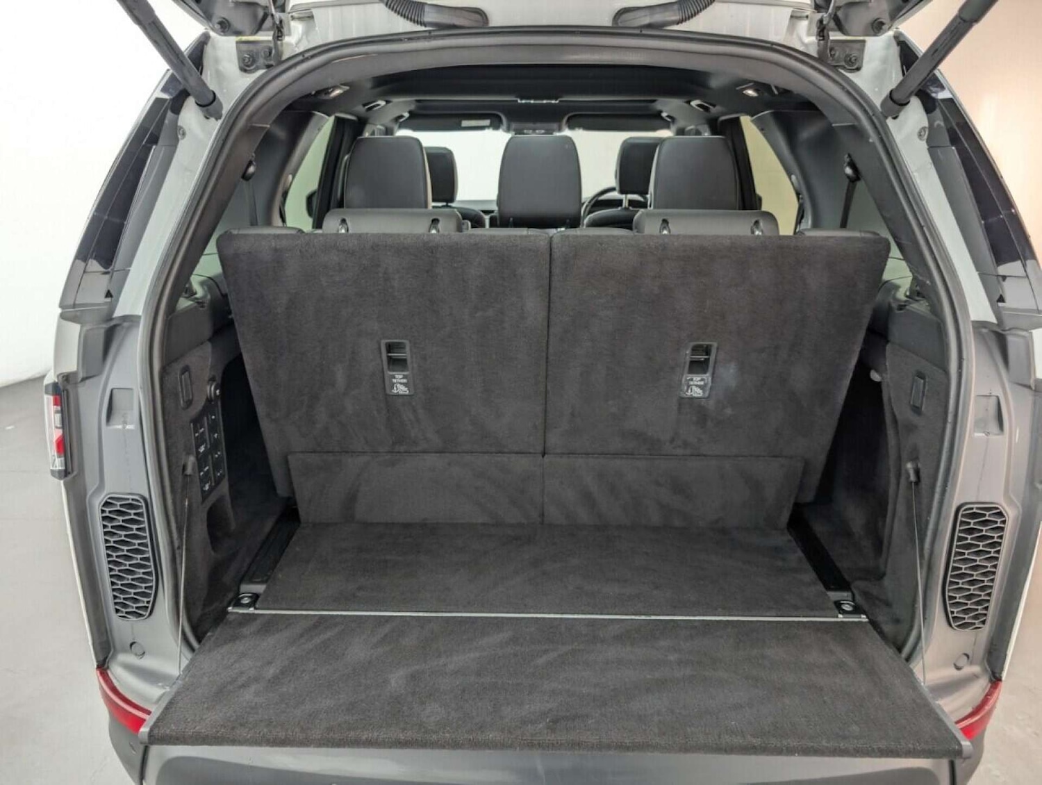 Used Land Rover Discovery 2018 for sale - 77714286: Photo 29