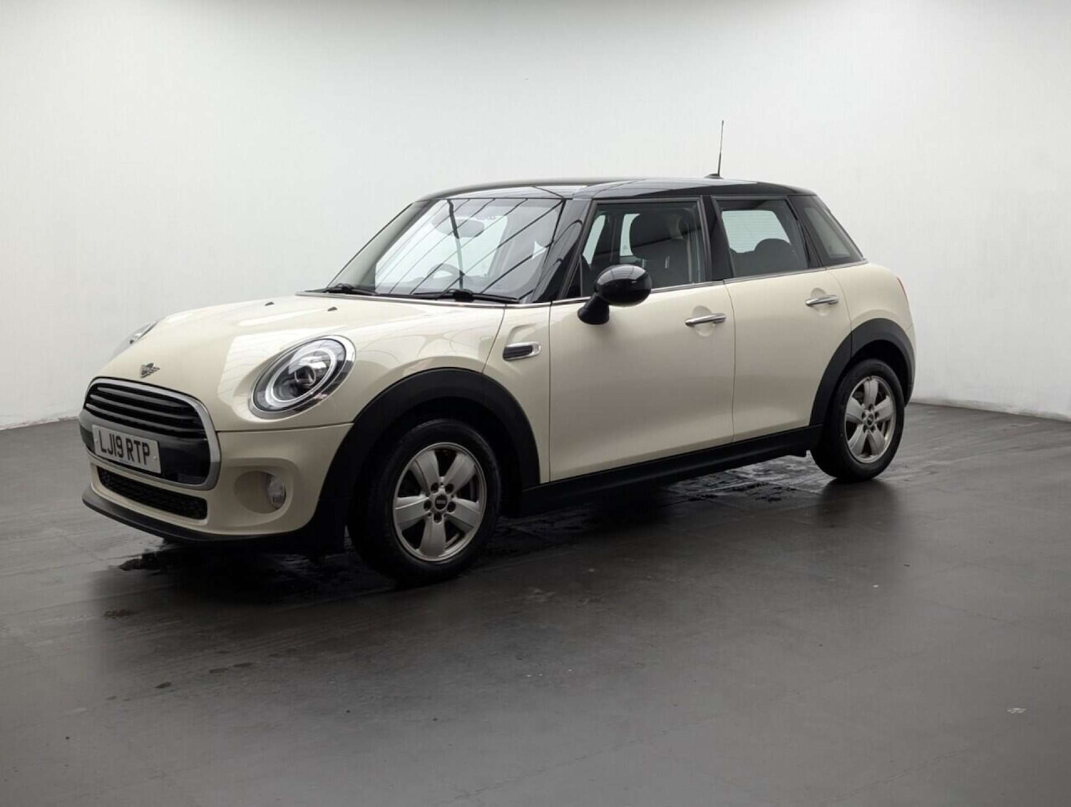 Used MINI Hatch 2019 for sale - 77713101: Photo 4