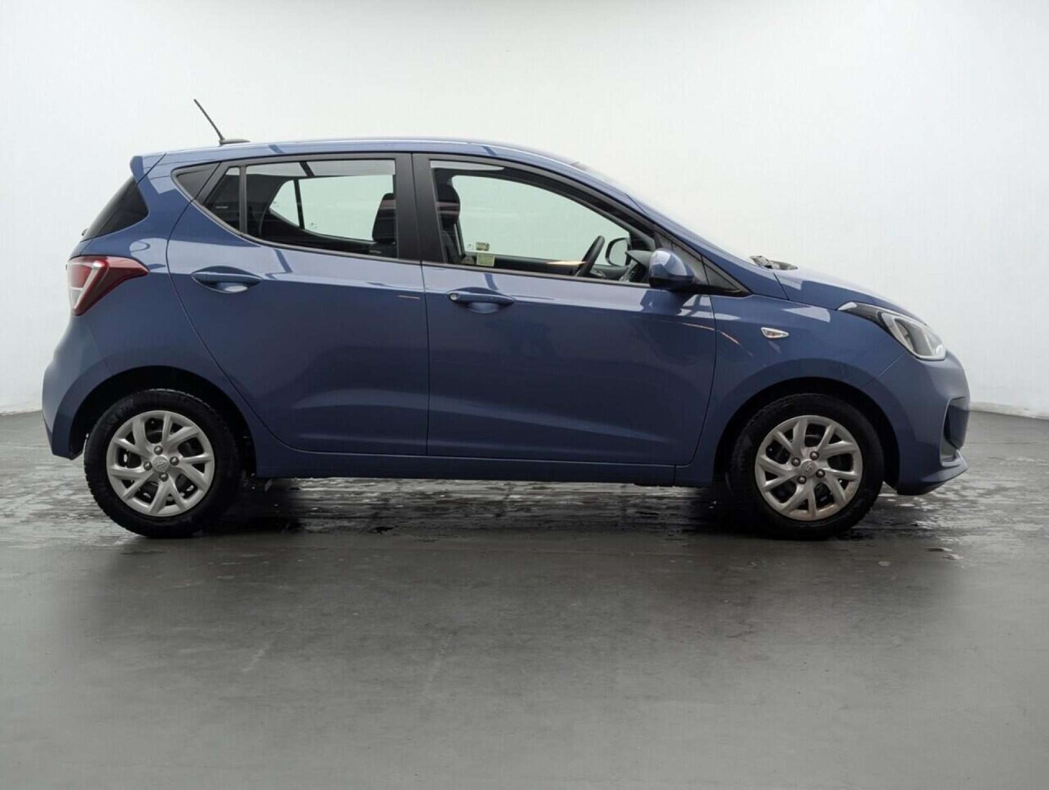 Used Hyundai i10 2017 for sale - 77714139: Photo 9