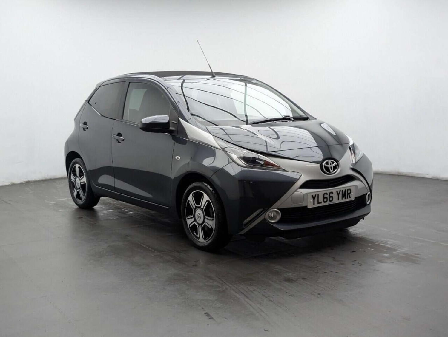 Used Toyota AYGO 2017 for sale - 77714343: Photo 2