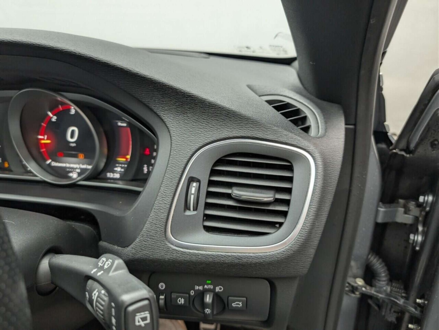 Used Volvo V40 2018 for sale - 77714541: Photo 29