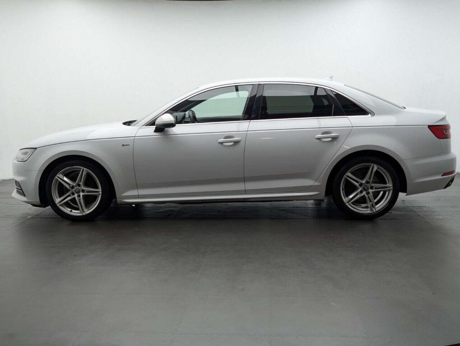 Used Audi A4 2015 for sale - 77714396: Photo 4