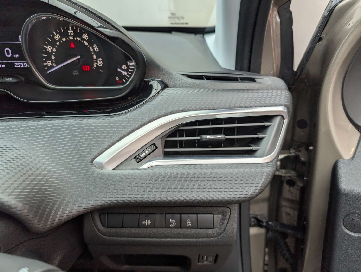 Used Peugeot 2008 2015 for sale - 78083522: Photo 30